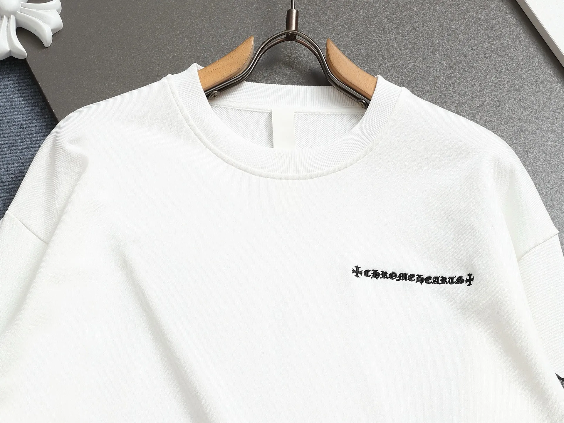 P230 Chrome hearts ch Chrome hearts cross leather embroidered round neck sweatshirt, large version, loose and stylish, low version, slim version, upper body and crotch pull, 100% commitment: top quality, not fast food, the highest version on the market, top quality, 420 grams, 26 custom-dyed double yarn cotton, same style for men and women, complete with three standards. Color: Black White Size: XS-L
